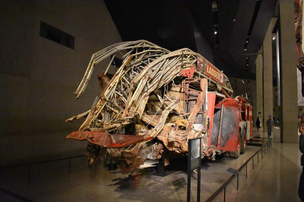 Пожарная машина, раздавленная при ​​обрушении башен-близнецов 11 сентября, в музее.
