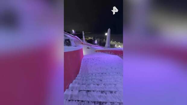 Школьники прокатились на тюбингах по монументальной лестнице в Нижнем Новгороде