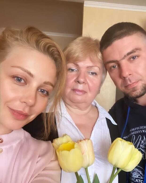 Тина Кароль с мамой и братом Станиславом