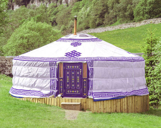 Монгольская юрта, украшенная традиционными узорами. | Фото: swaledaleyurts.com.