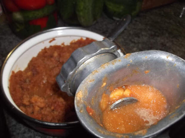 Попытка измельчить яблоки с помощью мясорубки