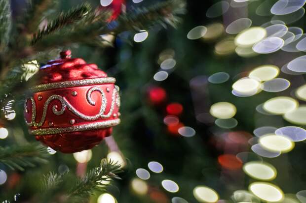 Квартира с новогодними украшениями загорелась в доме под Смоленском