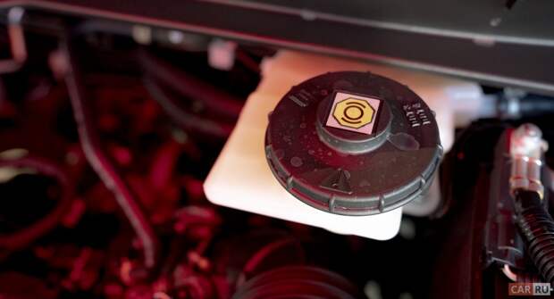 Чем можно заменить тормозную жидкость в автомобиле в критической ситуации на дороге