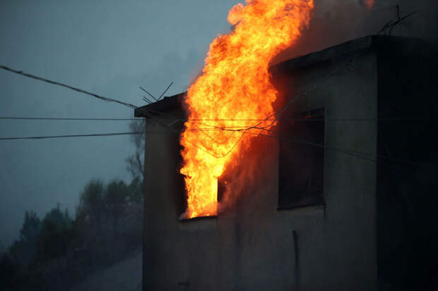 Пламя вырывается из дома