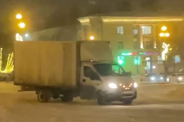 В Пушкине водитель "Газели" устроил дрифт вокруг новогодней елки