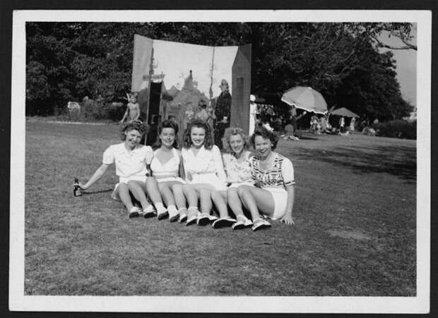 Юная Норма Джин Мортенсон (в центре) на празднике с подругами. Мерилин Монро, норма джин, ретро, фото