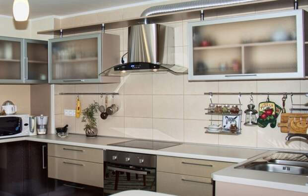 Рейлинг на кухне увеличивает функциональность рабочего пространства. | Фото: dekoriko.ru.