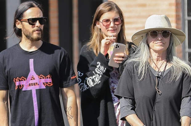 Джаред Лето с возлюбленной Валерией Кауфман и мамой на прогулке в Лос-Анджелесе
