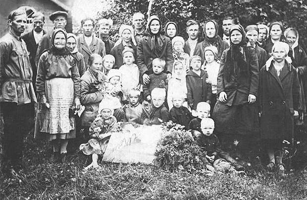 Спецпереселенцы из прихода Вуолы, высланные в 1936 году в Мошенский район Новгородской области, а 1942 году в Сибирь. 