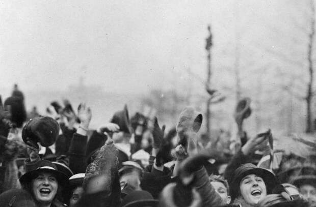 Толпа у Букингемского дворца ликует после объявления о подписании перемирия. 11 ноября 1918 года. Фото: Imperial War Museums