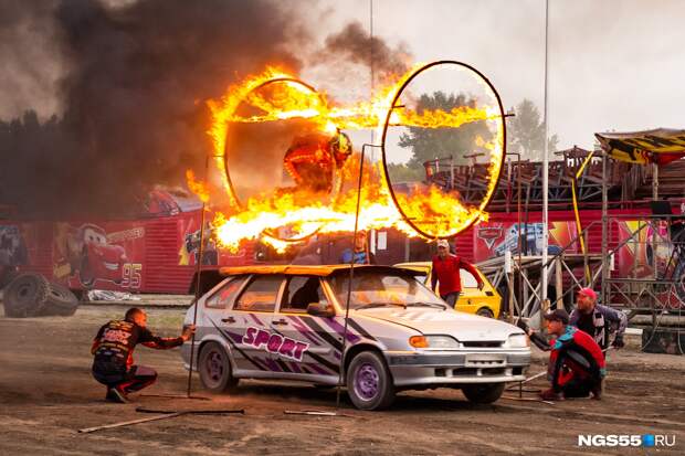 Трансформер Бамблби, гоночные машины из мультика «Тачки» и горящий человек: как в Омске прошло шоу каскадеров