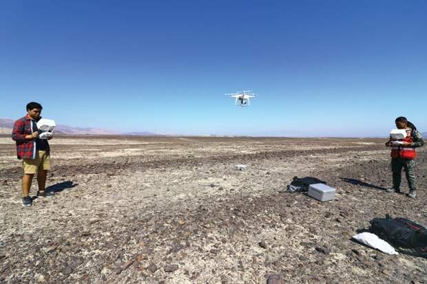 Технология беспилотных дронов позволяет исследовать большие территории. Здесь команда ищет новые участки на плато Пальпа.