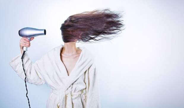 Врач-дерматолог назвала две основные причины выпадения волос