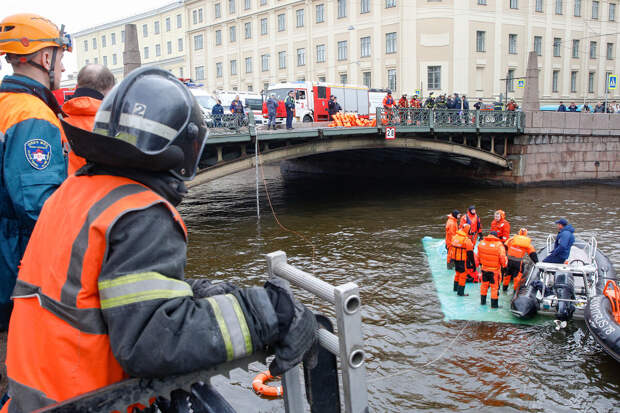 Shot: до семи человек выросло число жертв ДТП с утонувшим автобусом в Петербурге