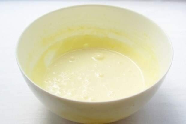 Отделить белки от желтков. Желтки взбить с половиной сахарной пудры до гладкой и светлой массы. Чем меньше диаметр посуды, тем легче взбиваются желтки.
