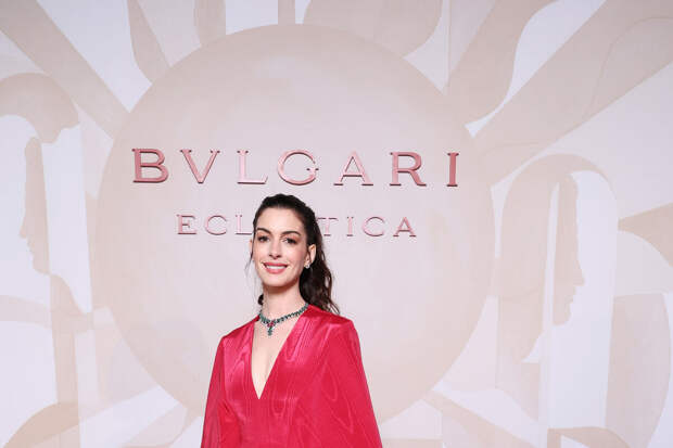 Актриса Энн Хэтэуэй снялась в платье с глубоким декольте после слухов о пластике