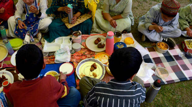 Более 100 учеников отравились праздничным обедом в индийской школе