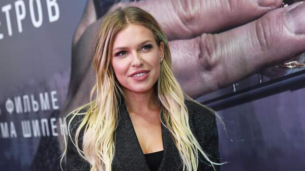 Рита Дакота пришла на голливудскую премию в дешевом платье