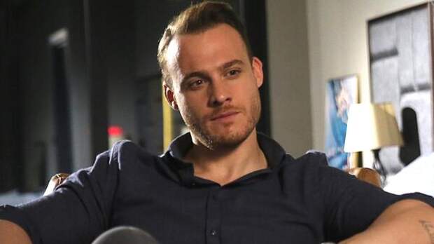 Похожа на Ханде Эрчел: Керем Бюрсин показал новую возлюбленную