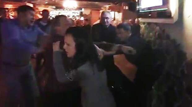 Видео: Массовая драка произошла в кафе в Чертаново