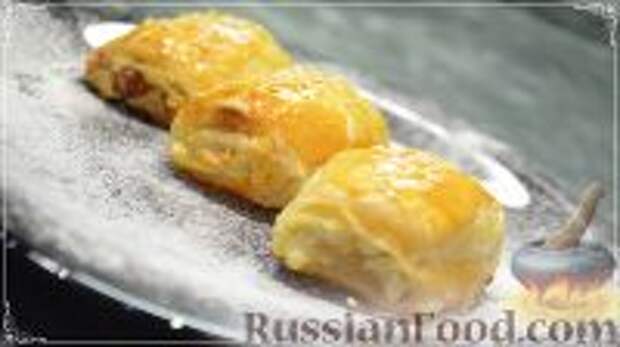 Фото к рецепту: Слойки с творогом и изюмом