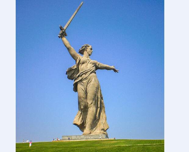История района: рабочие Тушинского машиностроительного завода участвовали в сооружении самой высокой статуи Европы