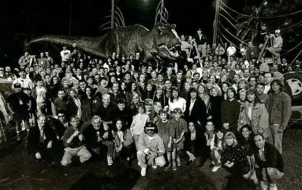 Групповая фотография членов съёмочной команды фильма "Парк Юрского периода", 1993 год история, ретро, фото, это интересно