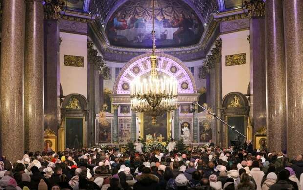 Более 200 тысяч верующих встретили Рождество в храмах Петербурга