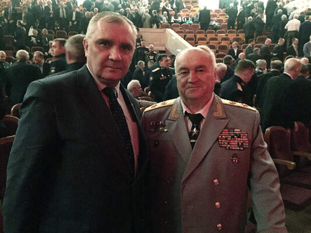 На фото, справа: Александр Владимирович Старовойтов – советский и российский деятель органов государственной безопасности, учёный в области связи и информации. Генеральный директор Федерального агентства правительственной связи и информации при Президенте Российской Федерации, генерал армии. Герой Российской Федерации. Слева: Ваш покорный слуга – Дутов Андрей Владимирович. /фото из личного архива/