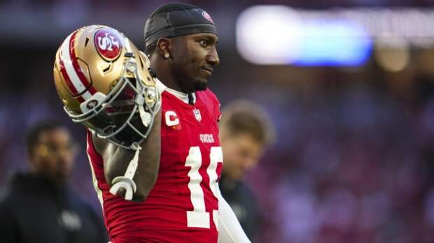 Deebo Samuel walks off the field during a 49ers game.