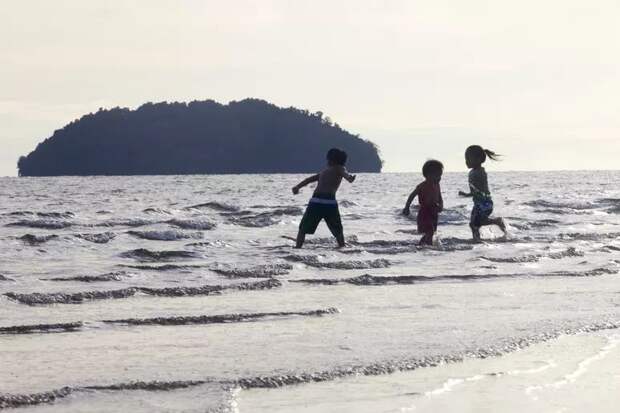 Как обеспечить безопасность всей семьи на пляже летом: Во что вы должны знать