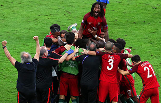Футболисты сборной Португалии после победы над командой Франции в финале Евро-2016