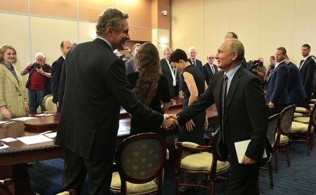 Владимир Путин провёл встречу с получателями мегагрантов и молодыми учёными