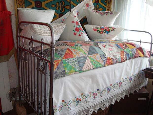 Вот такие кровати с вышитым постельным бельем, периной, подушками и одеялом — считались роскошью