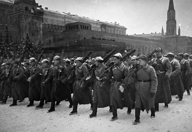 16 Парад на Красной площади 7 ноября. 1941.jpg 16 Парад на Красной площади 7 ноября. 1941.jpg