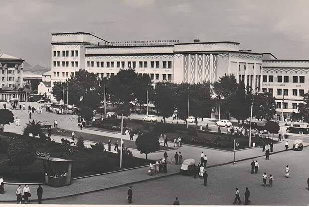 Сталино. Площадь Ленина. Конец 50-х. https://t.me/webmoney_dn/311279Video: Видео от Донецкая группа новостей|Донецк.ДНР