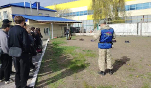 В рамках акции «Сообщи, где торгуют смертью» оренбургские полицейские познакомили студентов со служебными собаками