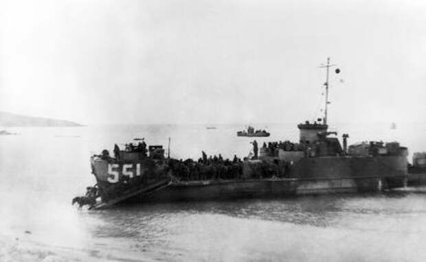 На фото: сражение за Курильские острова, Начало высадки десанта, 1945