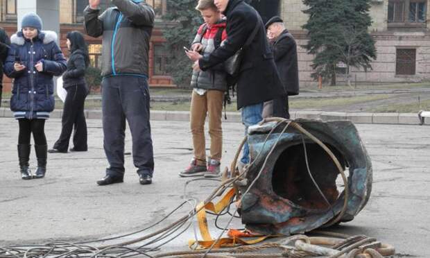 Памятник Ленину заменён на трёхметровое яйцо 