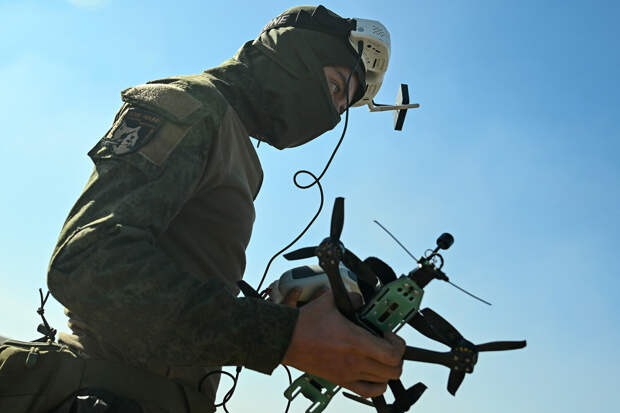 ТАСС: российские бойцы сбрасывают листовки на солдат ВСУ с FPV-дрона «Бумеранг»