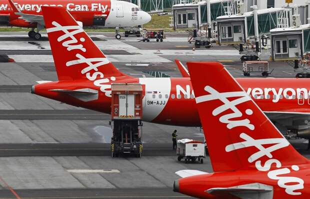 ТАСС: Спасатели засекли сигнал "черных ящиков" разбившегося самолета AirAsia