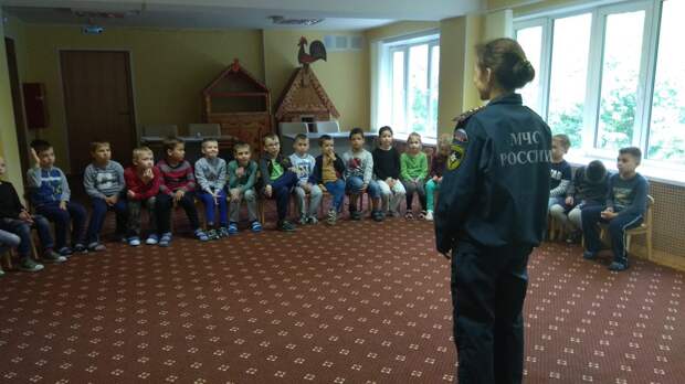Представители МЧС рассказали детям о правилах пожарной безопасности. Фото МЧС