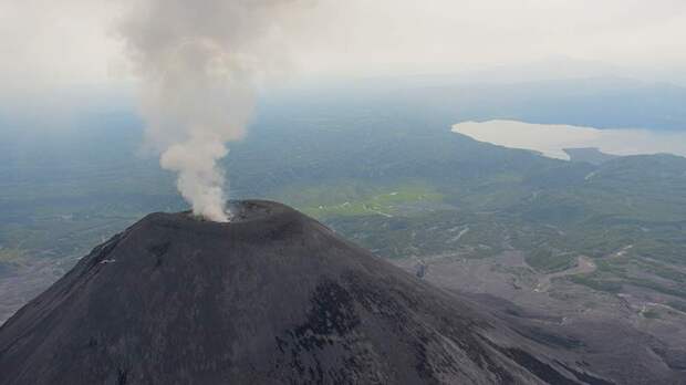 На Камчатке вулкан Карымский выбросил столб пепла высотой до 3,5 км