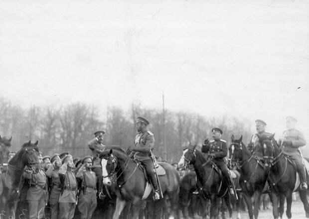 06. Император Николай II приветствует войска, выстроившиеся перед парадом
