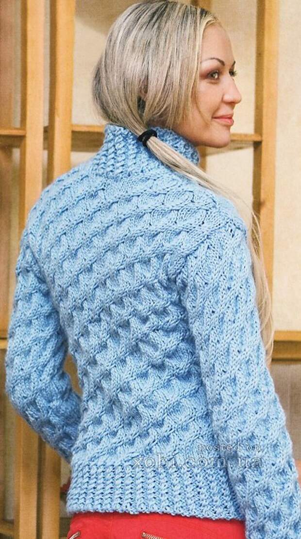 женский голубой пуловер вязаный спицами