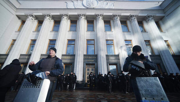 Число митингующих у здания Верховной рады в Киеве увеличилось Число митингующих у здания Верховной рады в Киеве увеличилось
