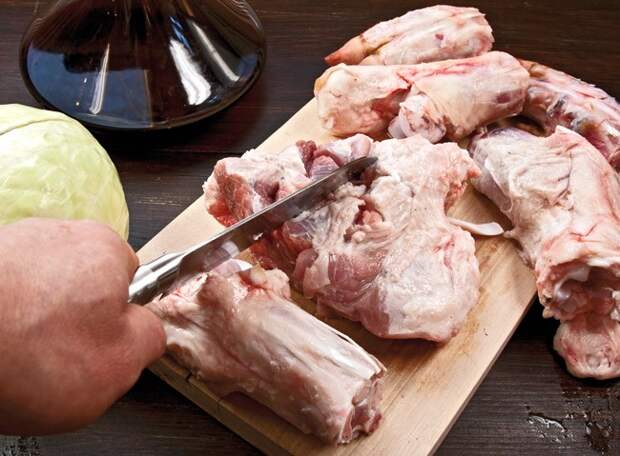 разделка подготовленных свиных ножек