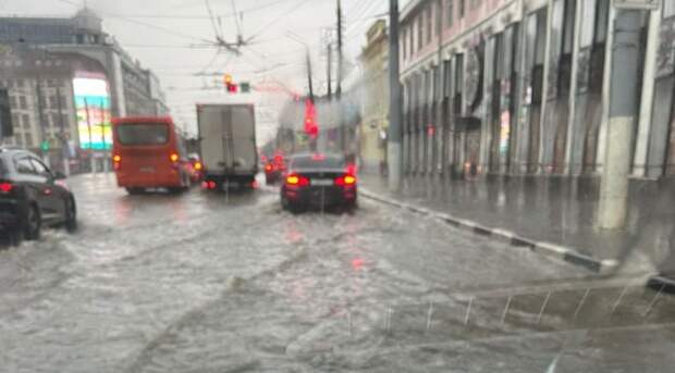Мощный ливень прошел в Туле: нулевая видимость и потоп