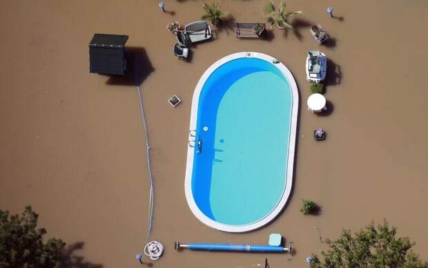 Бассейн во время наводнения. Вода дошла до самых его краев - и остановилась