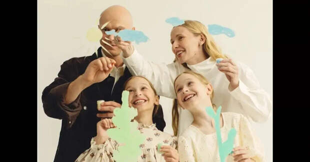 Юра Борисов с женой Анной Шевчук и дочерьми снялись для глянца